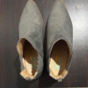 Plume Women's Gray Ankle Boots